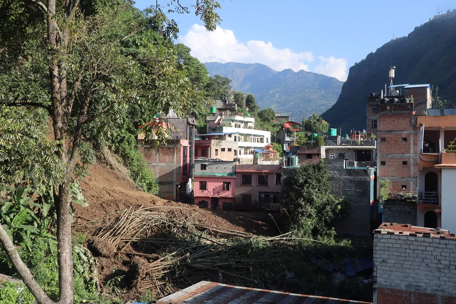 पहिरोले बेनी बजारका १२ घरमा क्षति